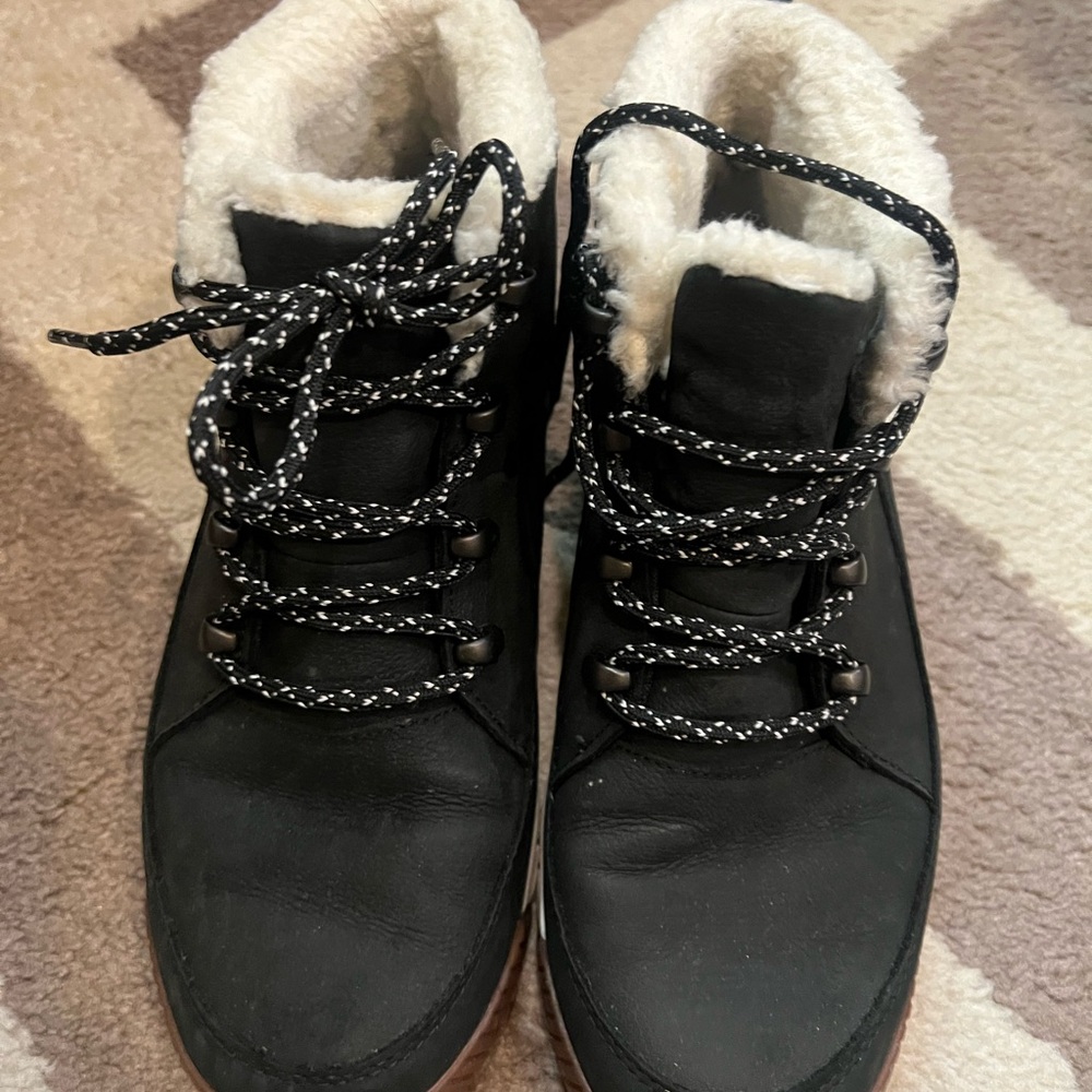 The North Face Black and White Winter Boots with Fleece Lining